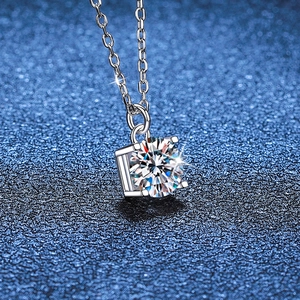 Classic S925 sterling silver necklace with a 1ct round brilliant cut moissanite pendant