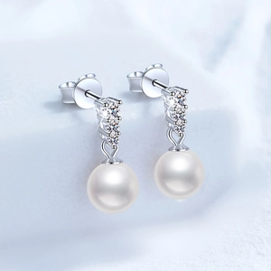 Elegant S925 silver stud earrings with moissanite and classic freshwater pearls