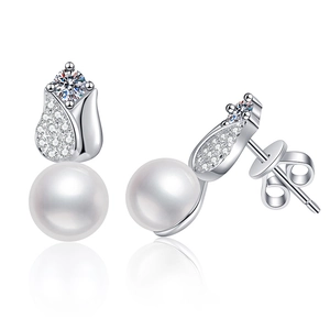 Elegante S925 Silber Tulpen Perlenohrringe mit Moissanit Steinen auf weißem Grund