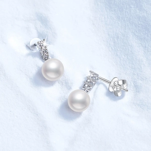 Classic S925 silver stud earrings with natural freshwater pearls and sparkling moissanite