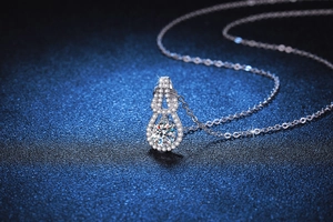Macro shot of S925 sterling silver pendant with a 1ct moissanite heart-shaped design