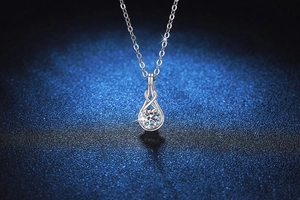 Détail macro du pendentif torsadé en argent 925 avec une moissanite brillante de 1 carat