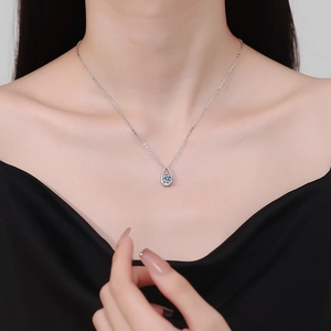 Elegante S925 Sterlingsilber-Tropfenhalskette mit 1 Karat D-Farbe Moissanit-Anhänger