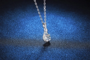 Vue macro du pendentif torsadé en argent 925 avec moissanite sur un fond de ciel étoilé