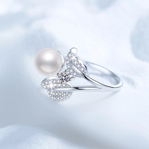 Elegant S925 sterling silver ring featuring a large white pearl and moissanite petals