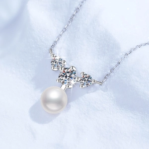 S925 silver necklace with three moissanite stones and a lustrous white freshwater pearl