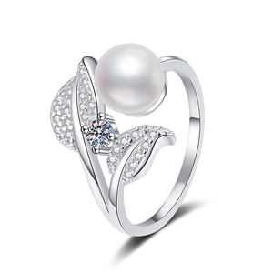 Adjustable S925 silver ring featuring a large pearl and sparkling petal zircon design