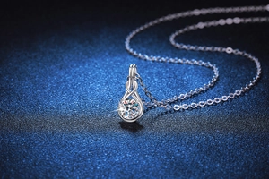 Détail d'un collier en argent 925 avec pendentif en forme de larme et pierre de moissanite