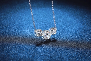 Détail du collier en argent massif S925 avec trois pendentifs en moissanite brillante