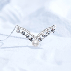 Élégant collier en V en argent S925 avec moissanite et une perle d'eau douce ronde