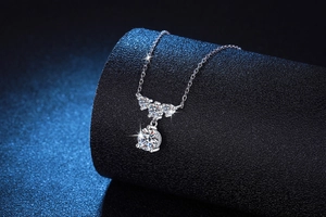 Nahaufnahme der S925 Sterlingsilber Kette mit 1,5 Karat Moissanit Fransenanhänger