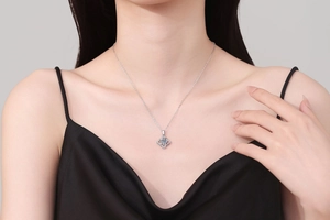 Close-up of S925 sterling silver four-leaf clover necklace with 1 carat moissanite pendant
