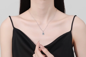 Gros plan d'un collier en argent 925 avec pendentif goutte en moissanite de 1 carat