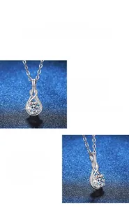 Vue macro d'un pendentif en moissanite de 1 carat avec serti griffes torsadé et chaîne argent