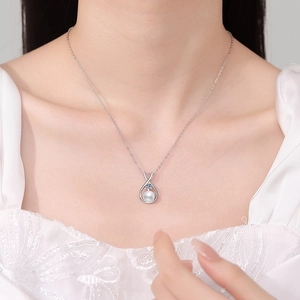 Elegant S925 sterling silver necklace with natural freshwater pearl and moissanite pendant
