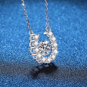 Elegant S925 sterling silver horseshoe necklace with sparkling 1ct moissanite pendant