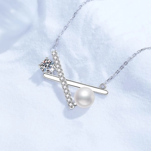 Collana in argento S925 con perla d'acqua dolce e ciondolo incrociato in moissanite
