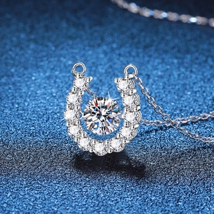 Elegant S925 sterling silver U-shaped horseshoe necklace with 1 carat moissanite pendant