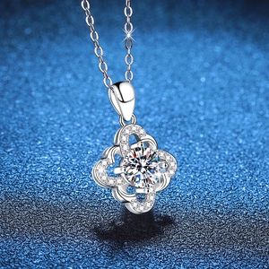 Elegant S925 sterling silver four-leaf clover necklace with 1 carat moissanite gemstone