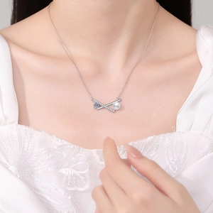 Elegante collana in argento s925 con pendente a fiocco in moissanite e perla d'acqua dolce