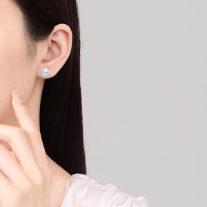 Minimalist S925 sterling silver earring with freshwater pearl and moissanite stone