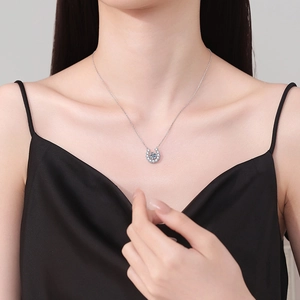 Elegant s925 silver U-shape necklace with brilliant 1ct moissanite on model neck