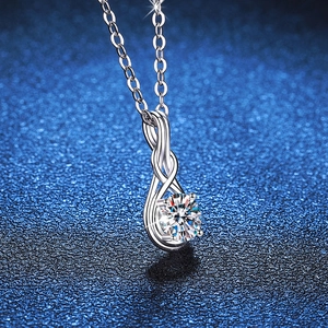 Collier en argent sterling 925 avec pendentif moissanite sur fond étoilé bleu