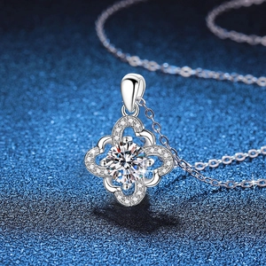 S925 sterling silver four-leaf clover pendant necklace with 1-carat moissanite stone