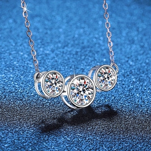 Collier en argent S925 avec pendentif à trois pierres en moissanite 2ct sur fond bleu