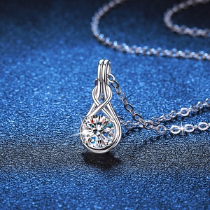 Collier élégant en argent 925 avec pendentif torsadé infini et pierre de moissanite 1 carat