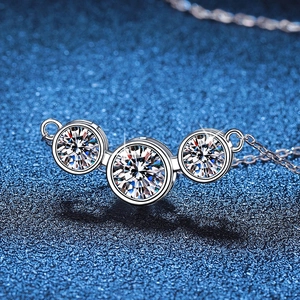 Collier en argent S925 orné de trois pierres de moissanite taille brillant rond