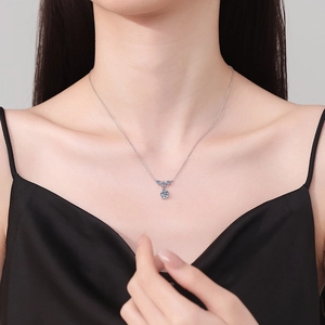 Elegante Halskette aus S925 Sterlingsilber mit 1,5 Karat D-Farbe Moissanit-Quastenanhänger