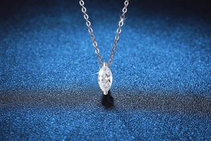 Vue macro d'un pendentif moissanite taille marquise de 1 carat sur chaîne en argent s925