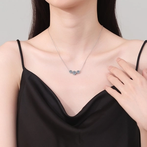 Collier élégant à trois pierres en Moissanite 2 carats et argent S925 sur mannequin