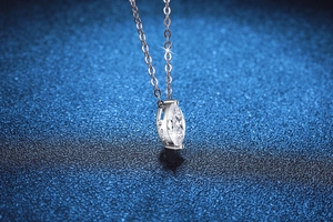 Gros plan du poinçon S925 en argent et du pendentif serti d'une moissanite marquise