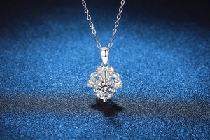 Vue macro du pendentif nœud en argent avec moissanite sur un fond bleu scintillant