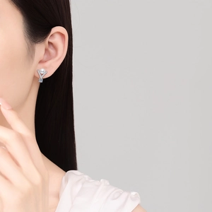 S925 silver V-shaped stud earrings with freshwater pearl and blue moissanite accent