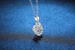 Macro d'un pendentif couronne en moissanite 1 carat sur chaîne en argent sterling