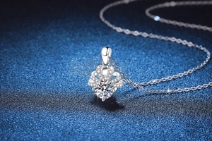 Vue détaillée d'un pendentif couronne en argent S925 avec une moissanite de 1 carat