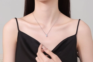 Gros plan d'un collier en argent s925 avec pendentif moissanite taille marquise sur un mannequin