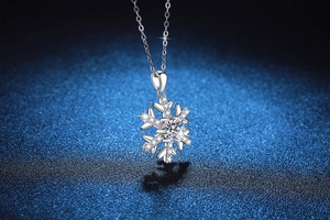 Macro shot of S925 silver snowflake pendant with brilliant 1ct moissanite center stone