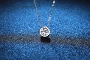 Détail macro du collier en argent S925 avec pendentif en moissanite de 1 carat