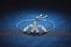 Close-up of S925 silver snowflake bracelet with moissanite and adjustable bolo chain