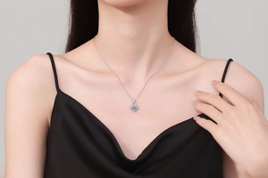 Collier élégant en argent s925 avec pendentif cœur étincelant en moissanite sur modèle