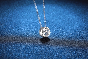 Vue macro d'un pendentif moissanite 1ct avec chaîne en argent et petits diamants