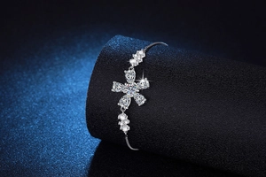 Detail of S925 silver flower bracelet with moissanite stones and adjustable bolo chain