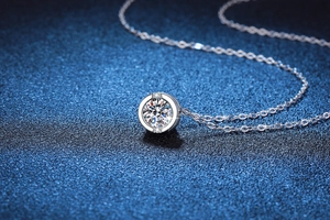Vue macro du pendentif moissanite 1 carat D avec une élégante chaîne en argent S925