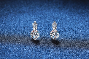 Detailed close-up of S925 silver stud earrings with heart design and Moissanite stones