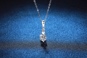 Dettaglio della collana con ciondolo a cuore e stella in moissanite da 1 carato su blu