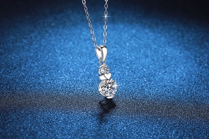 Dettaglio macro del ciondolo in argento S925 con cuore e stella e pietre di moissanite lucenti